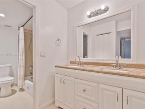 325 Lakeview Dr 102, Weston FL 33326