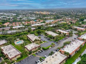 325 Lakeview Dr 102, Weston FL 33326