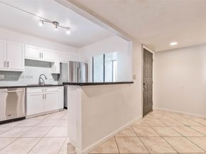 325 Lakeview Dr 102, Weston FL 33326