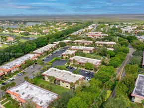 325 Lakeview Dr 102, Weston FL 33326
