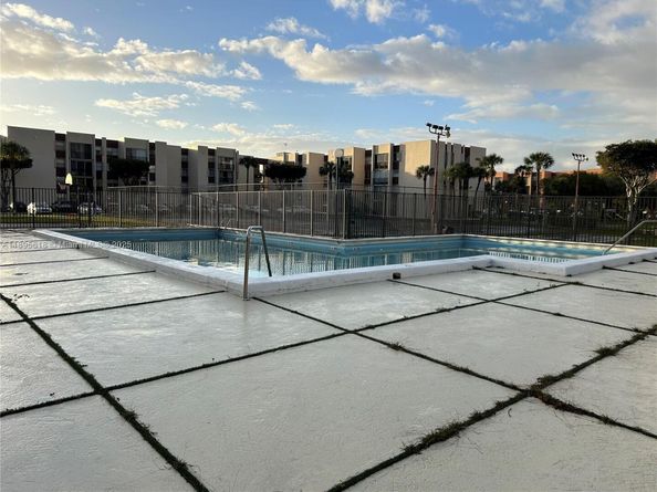 9411 SW 4th St 202, Miami FL 33174