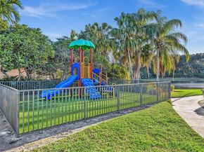 900 Spoonbill Cir, Weston FL 33326
