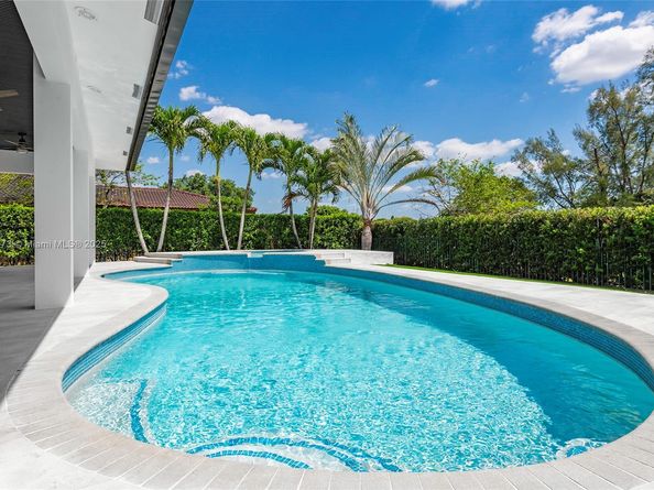 19601 E Saint Andrews Dr, Hialeah FL 33015