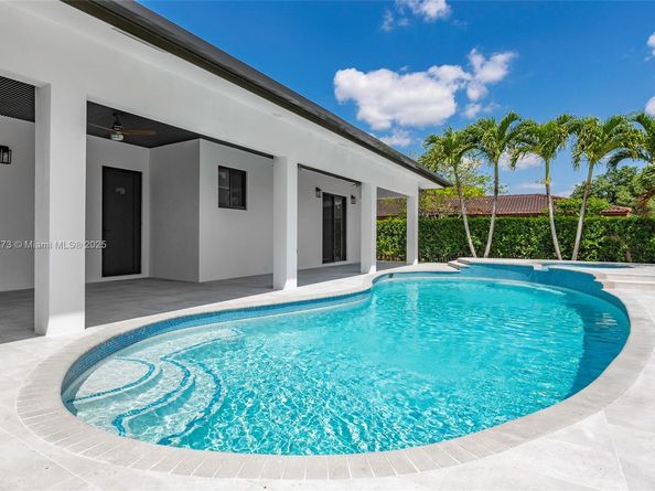 19601 E Saint Andrews Dr, Hialeah FL 33015