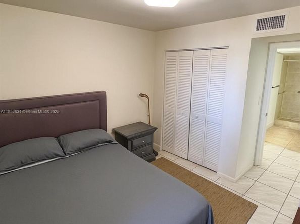 9686 Fontainebleau Blvd 402, Miami FL 33172