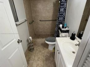 9686 Fontainebleau Blvd 402, Miami FL 33172