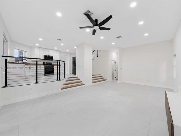 15658 SW 16th St, Pembroke Pines FL 33027