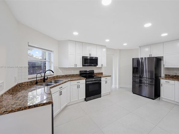 15658 SW 16th St, Pembroke Pines FL 33027