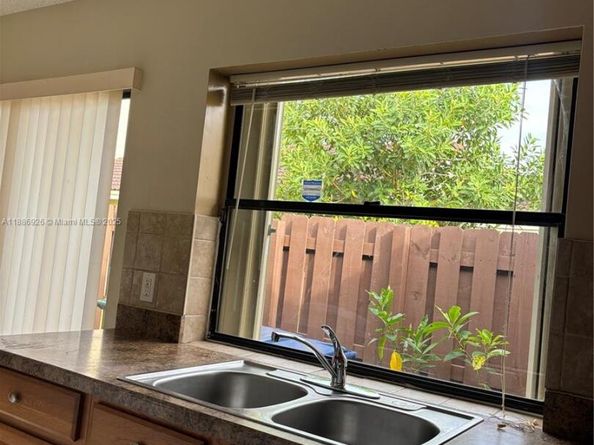 6547 NW 170th Ter, Hialeah FL 33015