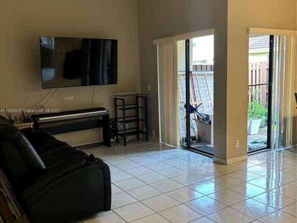 6547 NW 170th Ter, Hialeah FL 33015
