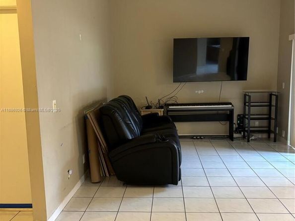 6547 NW 170th Ter, Hialeah FL 33015