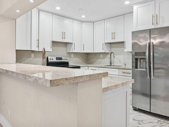 919 NE 4th St, Hallandale Beach FL 33009
