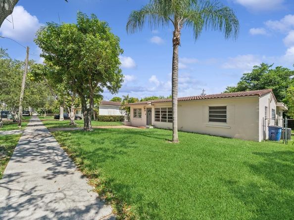 919 NE 4th St, Hallandale Beach FL 33009