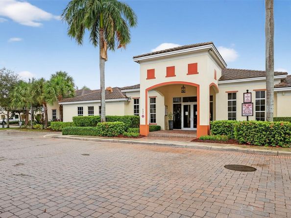 704 SW 1st Ave, Pompano Beach FL 33060