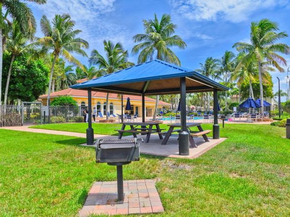 2867 S Oasis Dr, Boynton Beach FL 33426