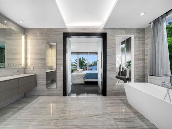 441 N Hibiscus Dr, Miami Beach FL 33139
