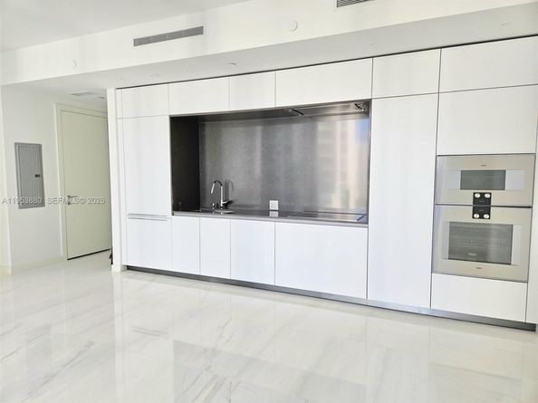 300 Biscayne Boulevard Way 2208W, Miami FL 33131