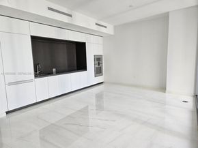 300 Biscayne Boulevard Way 2208W, Miami FL 33131