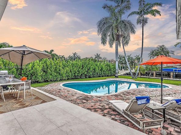 536 Hibiscus Dr, Hallandale Beach FL 33009