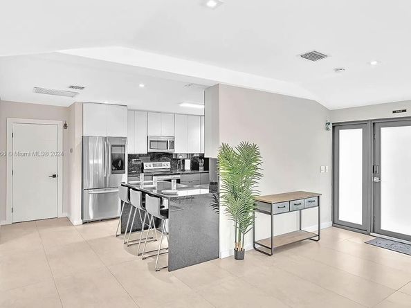 536 Hibiscus Dr, Hallandale Beach FL 33009