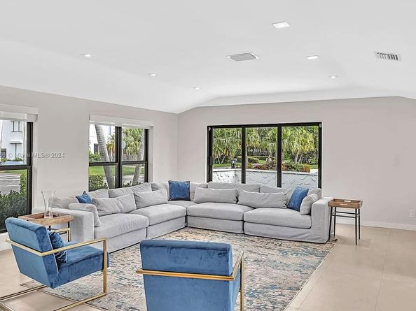 536 Hibiscus Dr, Hallandale Beach FL 33009
