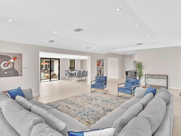 536 Hibiscus Dr, Hallandale Beach FL 33009