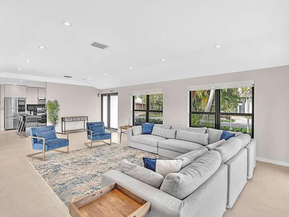 536 Hibiscus Dr, Hallandale Beach FL 33009