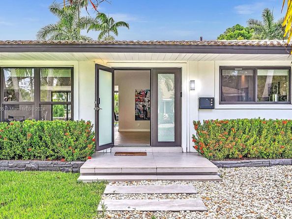 536 Hibiscus Dr, Hallandale Beach FL 33009