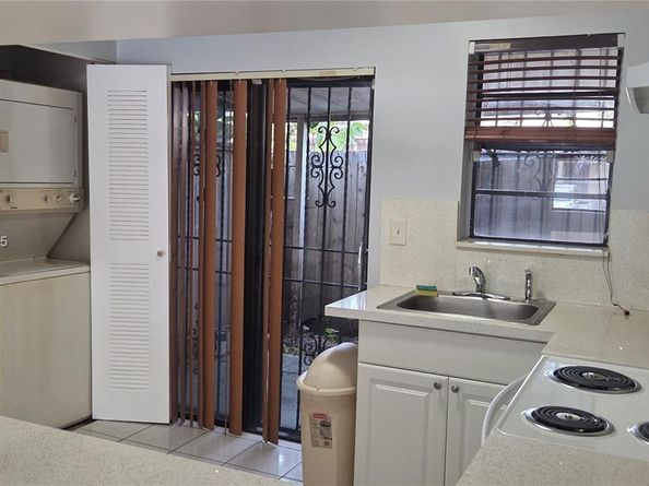 1320 W 46 Th St 24, Hialeah FL 33012-3295