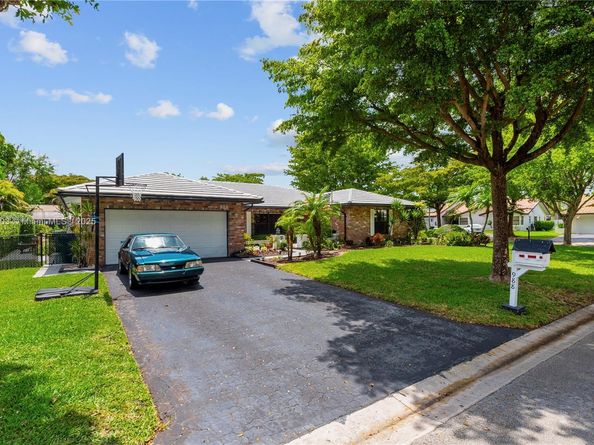 988 NW 110th Ave, Coral Springs FL 33071
