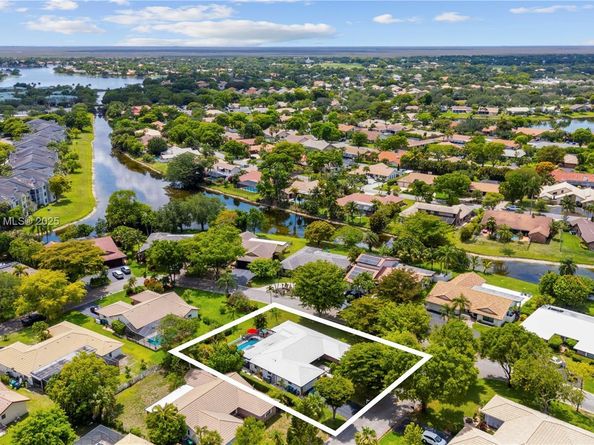 988 NW 110th Ave, Coral Springs FL 33071