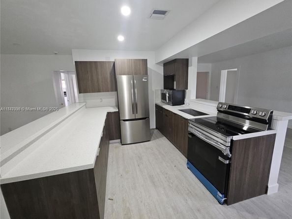 700 NE 7th St, Pompano Beach FL 33060