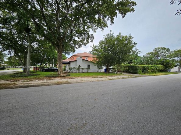 700 NE 7th St, Pompano Beach FL 33060