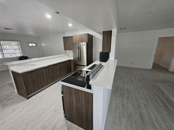 700 NE 7th St, Pompano Beach FL 33060