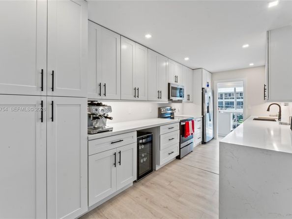 3050 NE 48th St 207, Fort Lauderdale FL 33308