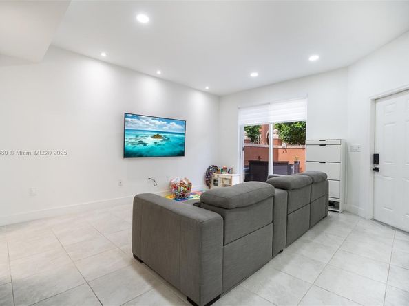 724 SW 106th Ave 2010, Pembroke Pines FL 33025