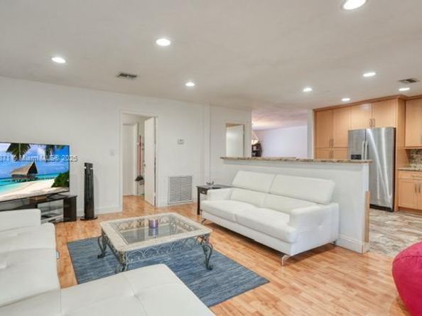 2010 NE 208th St, Miami FL 33179