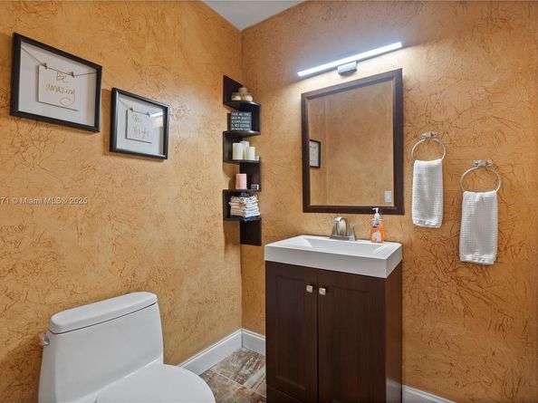 2010 NE 208th St, Miami FL 33179