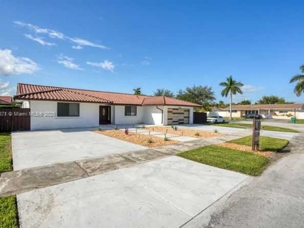 2010 NE 208th St, Miami FL 33179