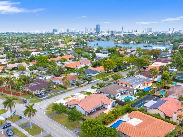 2010 NE 208th St, Miami FL 33179