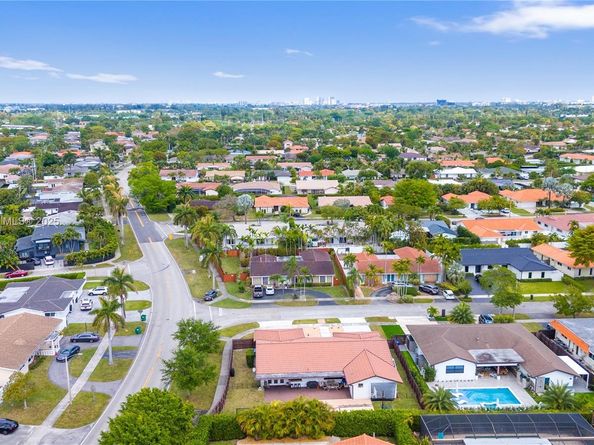2010 NE 208th St, Miami FL 33179