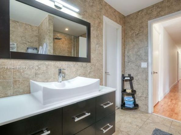 2010 NE 208th St, Miami FL 33179