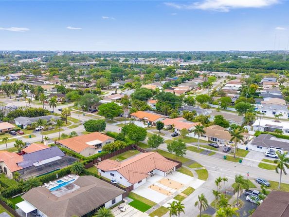 2010 NE 208th St, Miami FL 33179