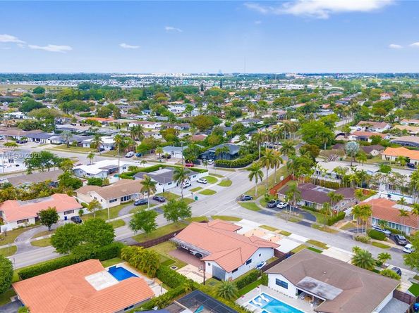 2010 NE 208th St, Miami FL 33179