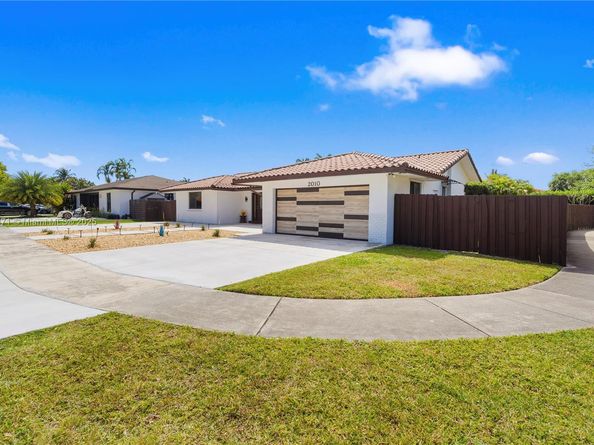 2010 NE 208th St, Miami FL 33179