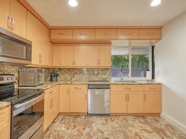 2010 NE 208th St, Miami FL 33179