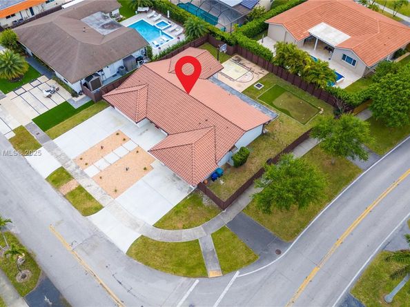 2010 NE 208th St, Miami FL 33179