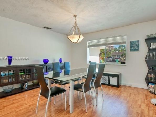 2010 NE 208th St, Miami FL 33179