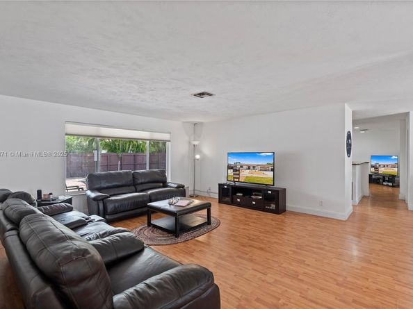 2010 NE 208th St, Miami FL 33179