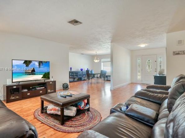 2010 NE 208th St, Miami FL 33179